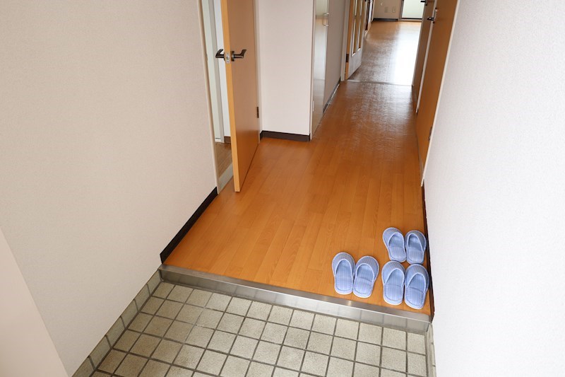ランプリ築山 玄関
