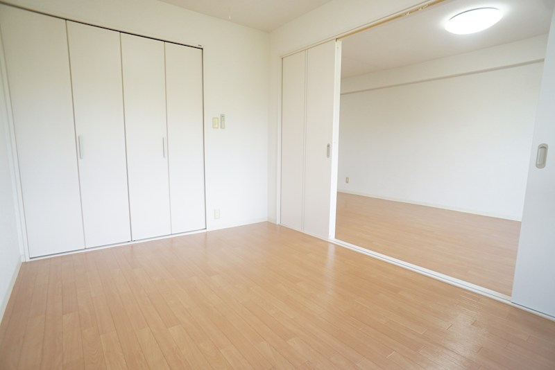 三和平城グランドパレス ベッドルーム