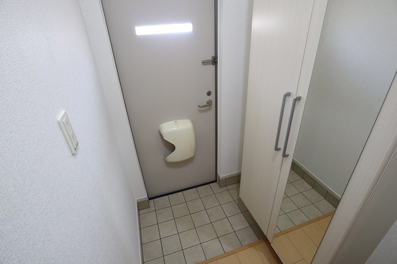 グランソレイユ今里 玄関