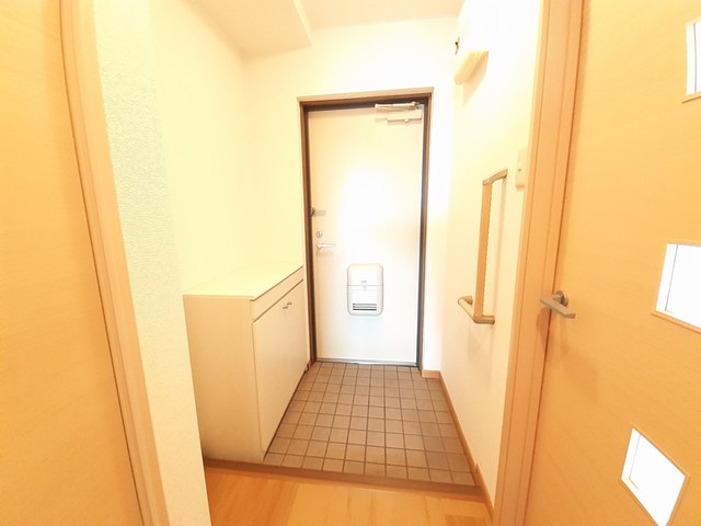 アヴェニール千代 玄関