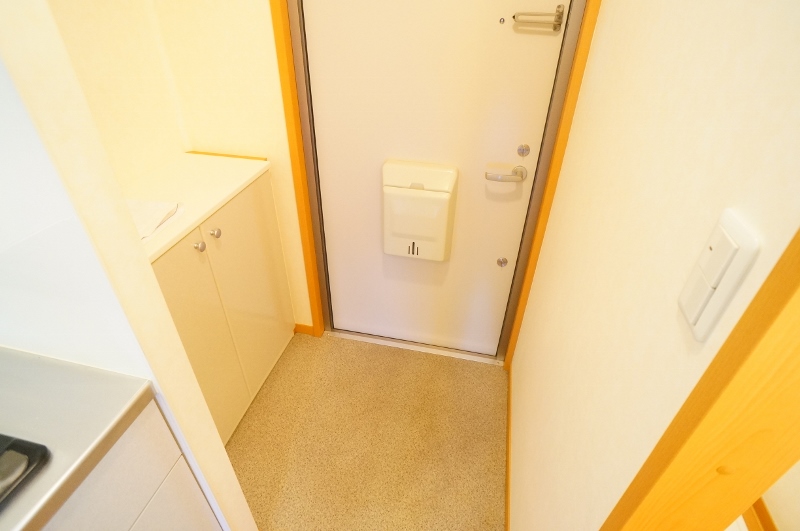 レーブ秋篠 玄関