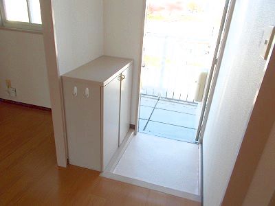 エミール指柳 玄関