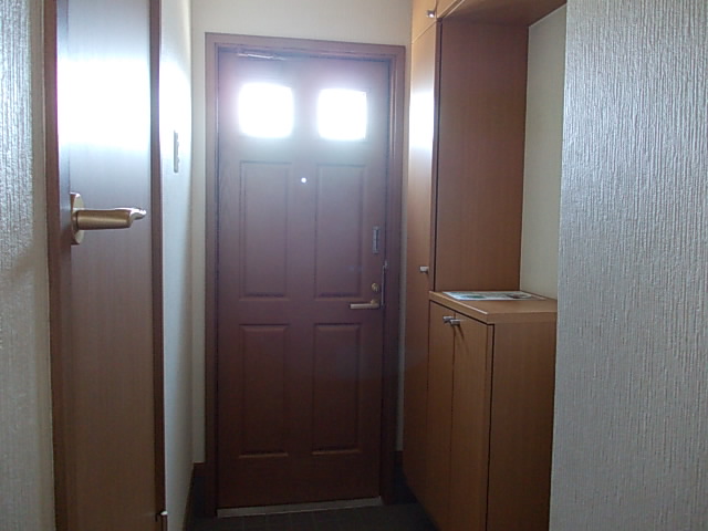 シャトーローリエＣ 玄関