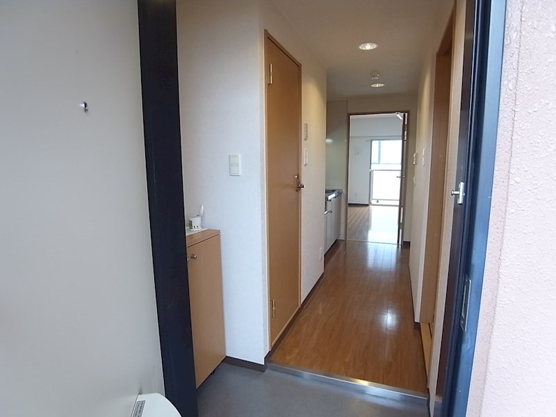 メゾンルルド 玄関