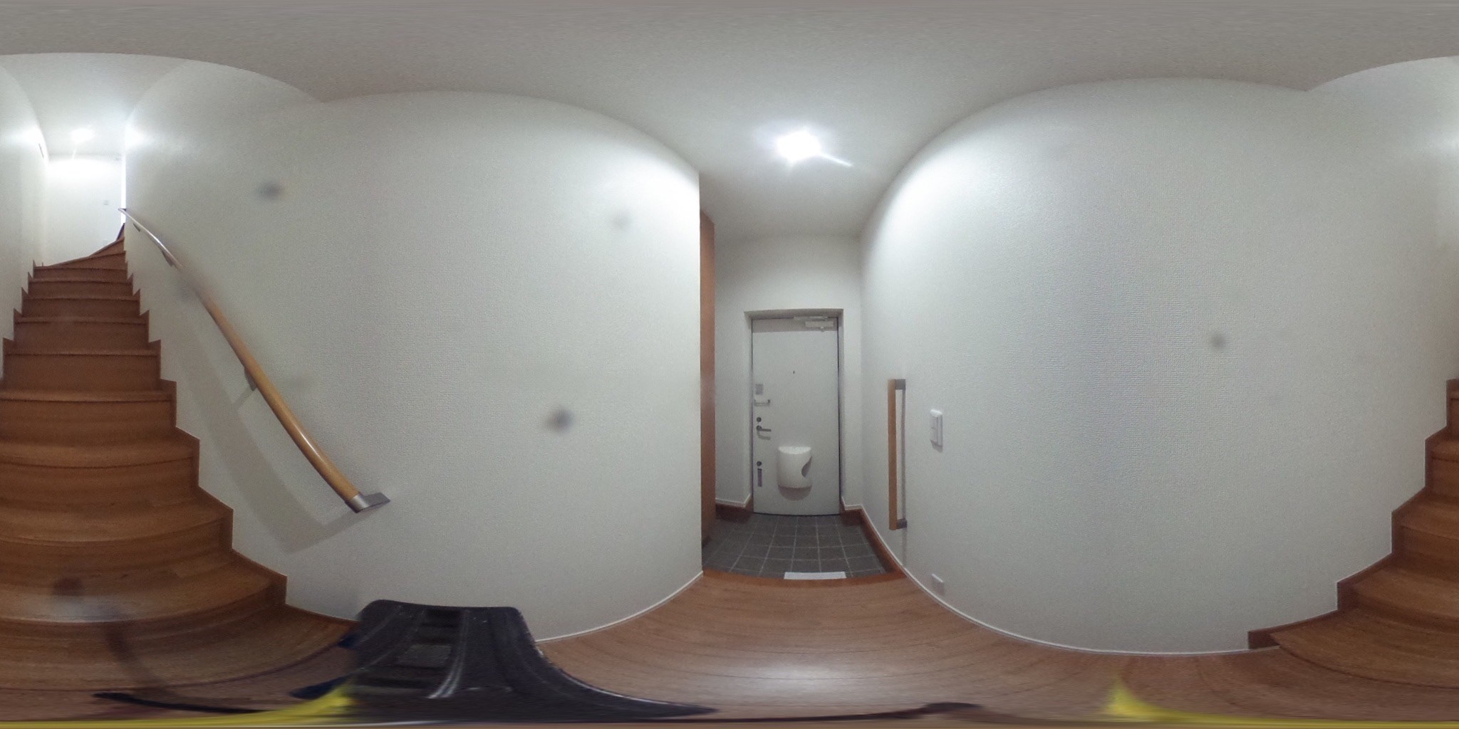 シャトル 玄関