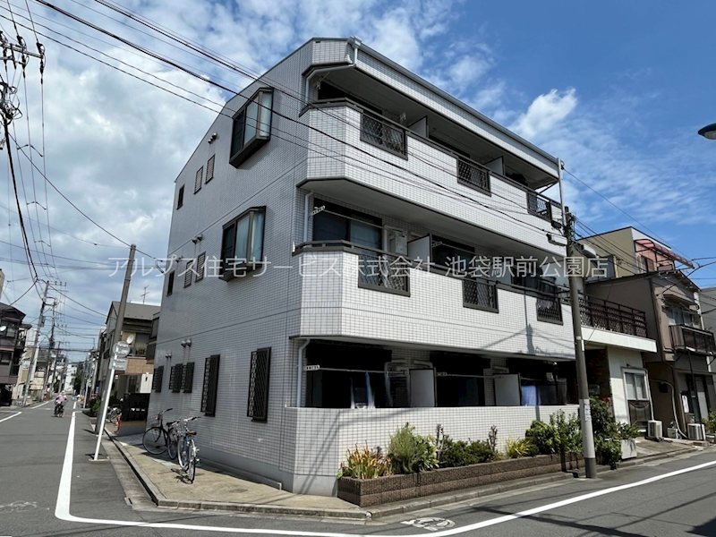 クリスタルガーデン 外観