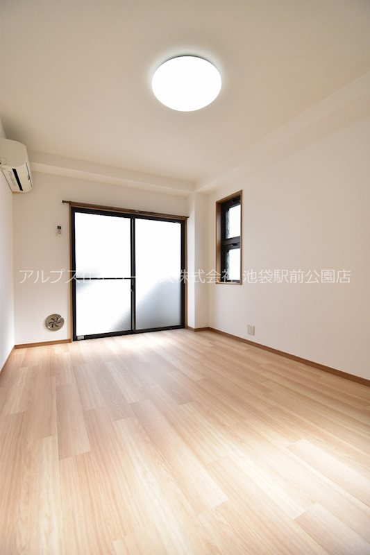 クリスタルガーデン リビング