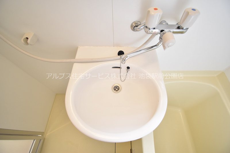 クリスタルガーデン 洗面所
