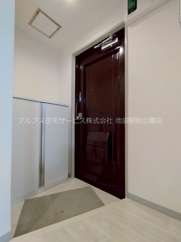 カーサ栄 玄関