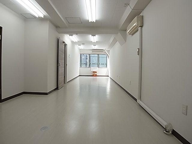 輿石ビル 玄関