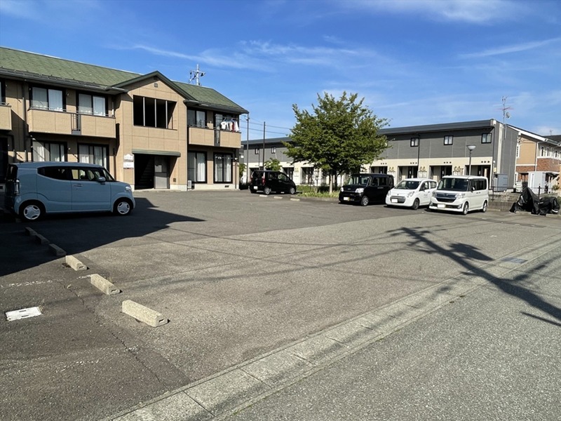 ルミエールＢ 駐車場