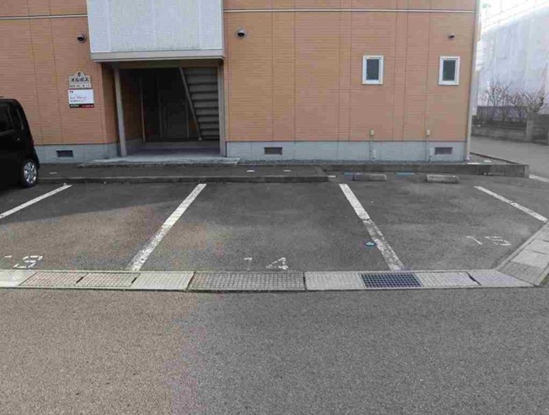 オルボスＢ 駐車場