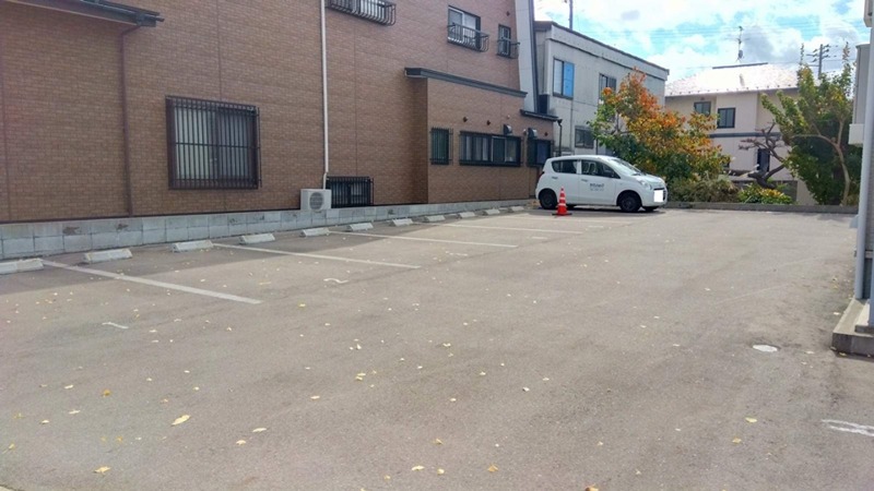 レフィアント土崎 駐車場