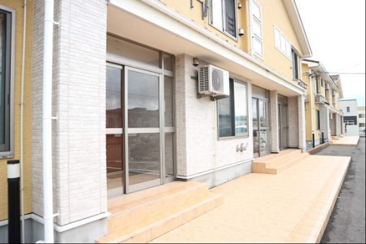 秋田県秋田市御所野堤台２丁目 エントランス