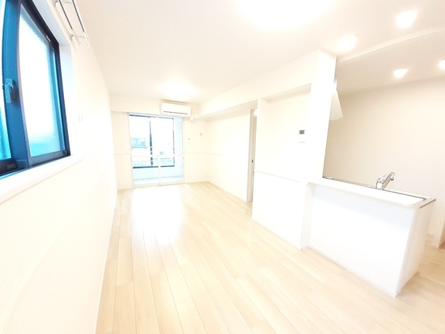 秋田県秋田市仁井田本町６丁目 リビング