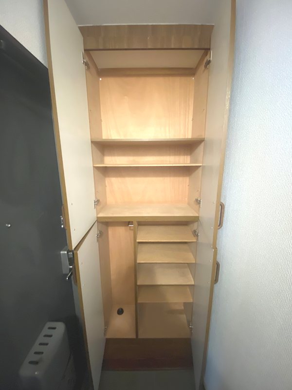 ウエスト二番館 玄関