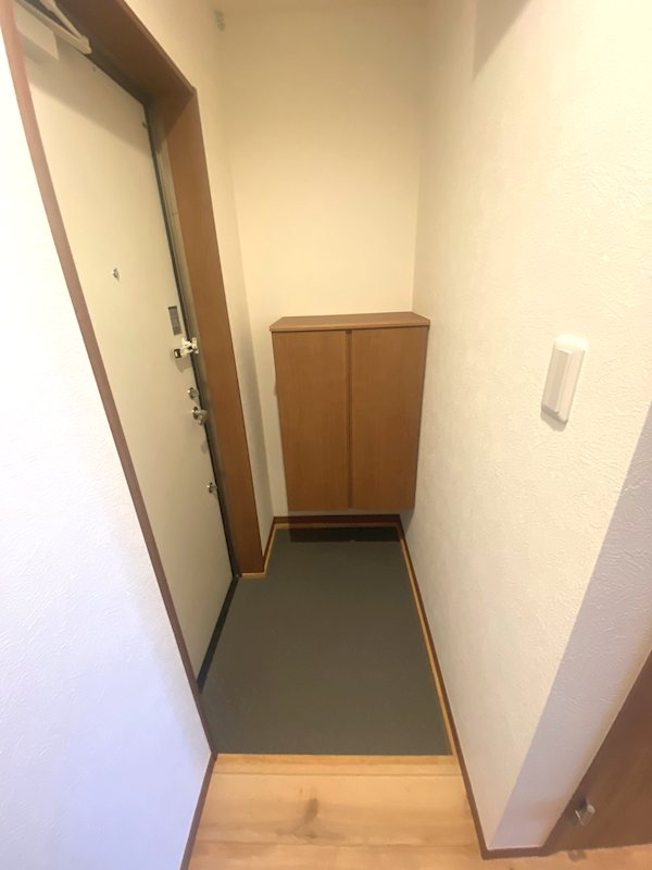 モンセラテ原木中山 玄関