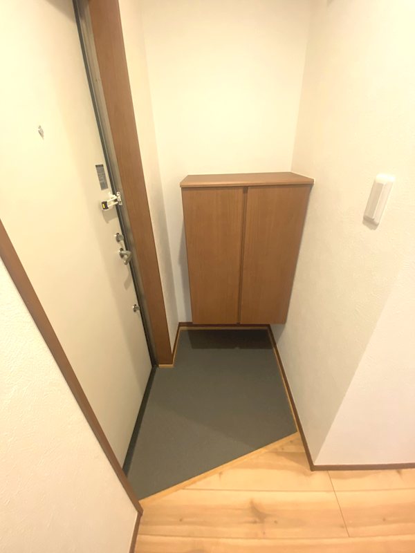 モンセラテ原木中山 玄関