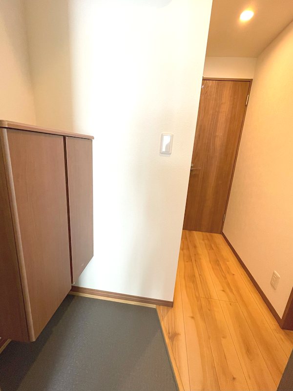 モンセラテ原木中山 玄関