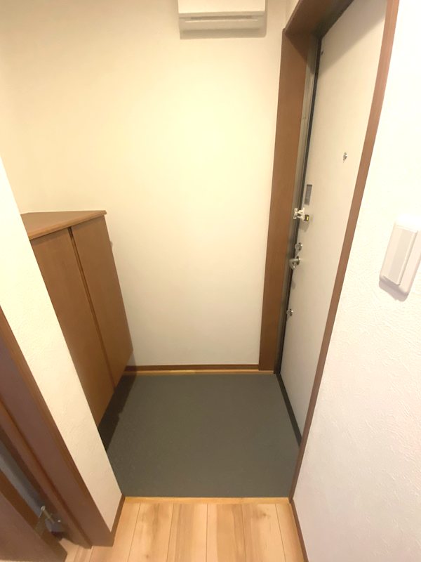 モンセラテ原木中山 玄関