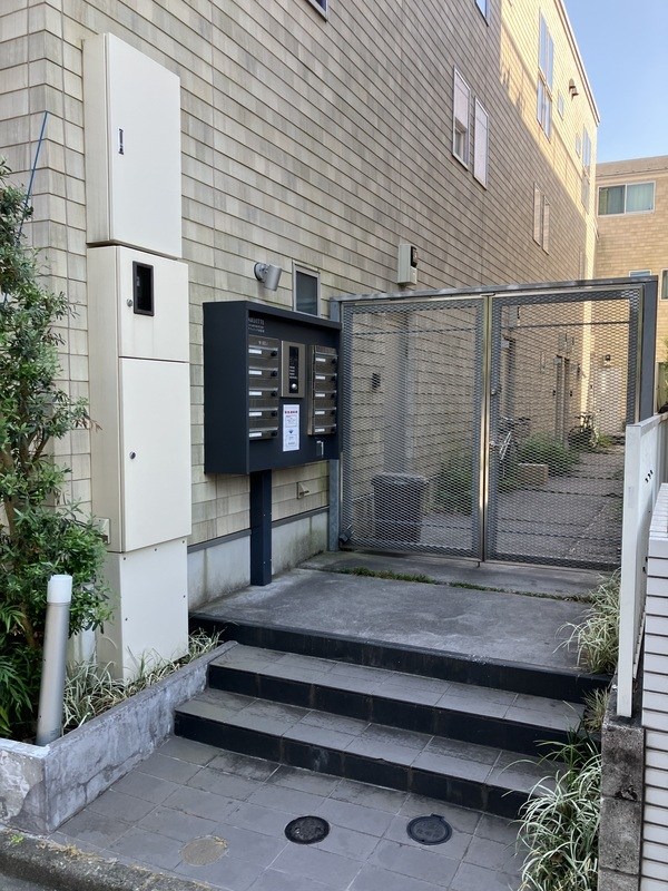 アリュイッテ西荻窪 玄関