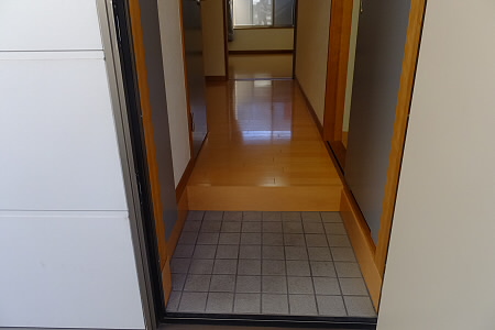 ホワスト井の頭 玄関