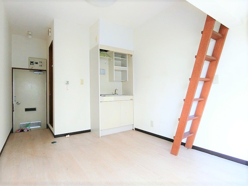 コーポメイプル　【東京外国語大学受験生事前予約可能物件】 リビング