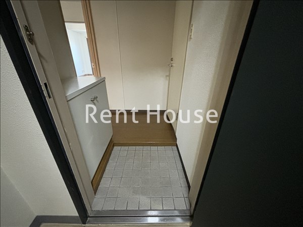 ラカーサモモイ 玄関