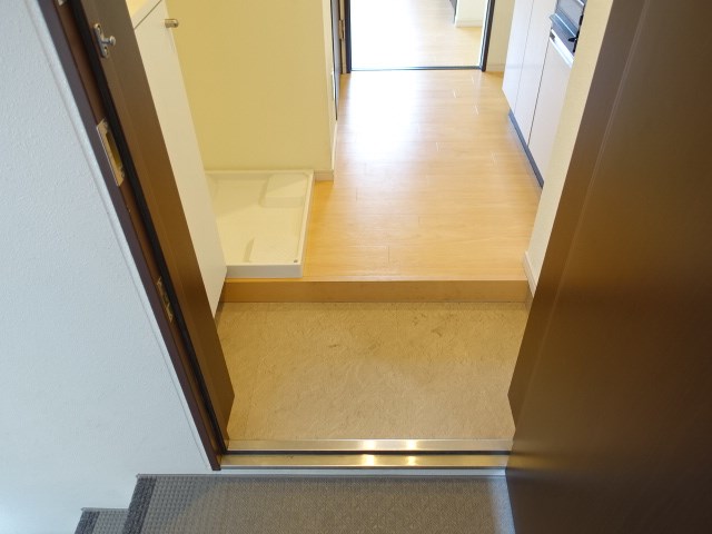 アイフラット明大前 玄関