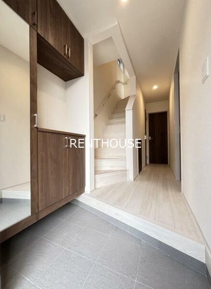 府中市押立町新築戸建  玄関