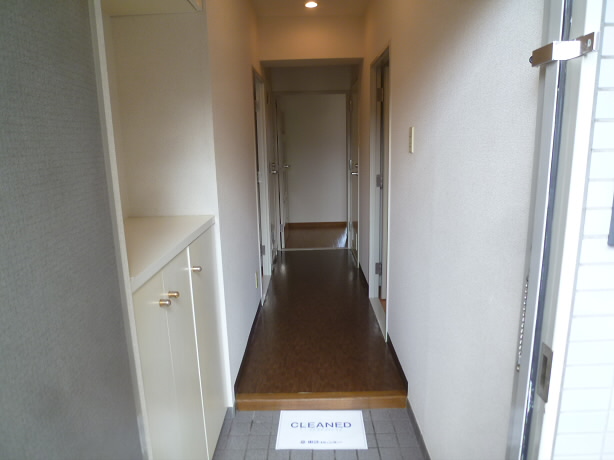 ロイヤルシーダ  玄関