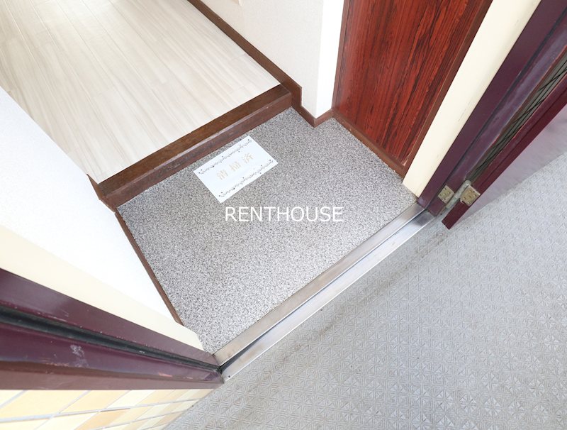 リトルブラウン  玄関