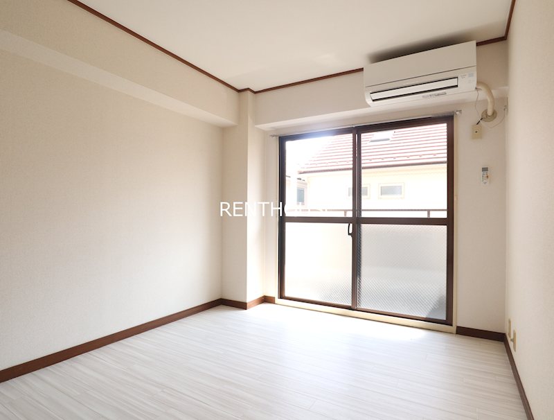 リトルブラウン  ベッドルーム