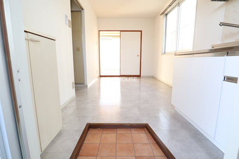 ホワイトハウス　東京外国語大学＆電気通信大学受験生事前予約可能物件 玄関