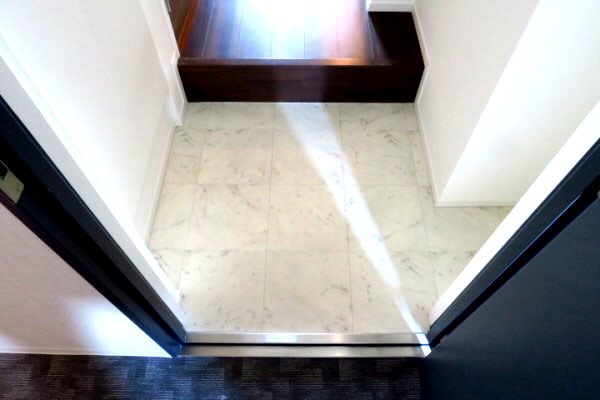 THE Uranus（ジ・ウラヌス）　弊社管理物件 玄関