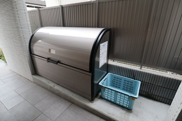 メゾンプチカリーノ 玄関