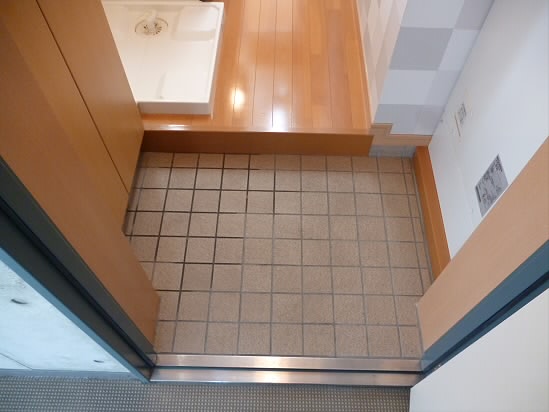 イーストープ美好町 玄関