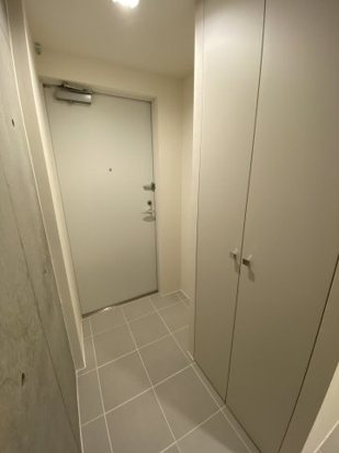 ラプレ明大前 玄関