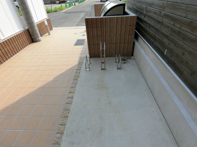 リブリ・若葉 駐車場