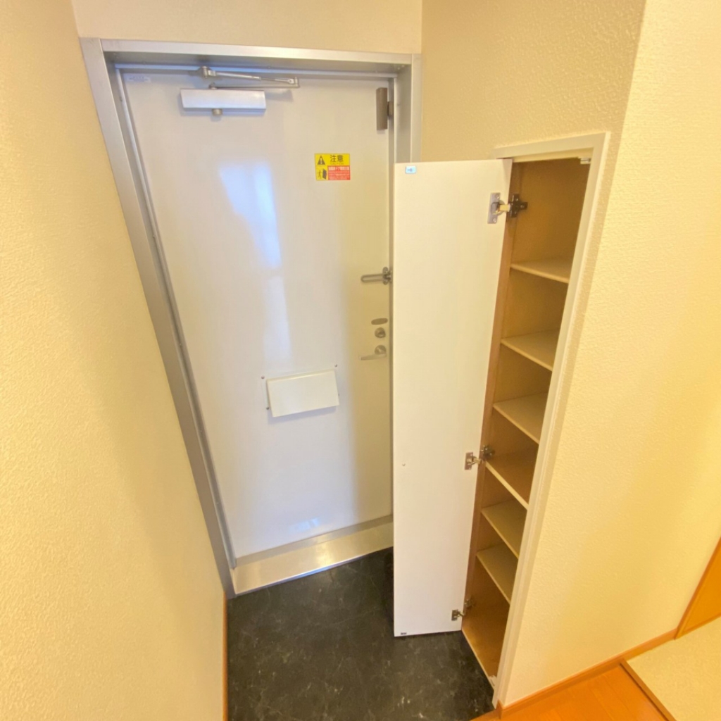 レオパレスビィ　グラッド 玄関