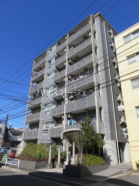 鉄筋コンクリート造のオートロックマンションです。