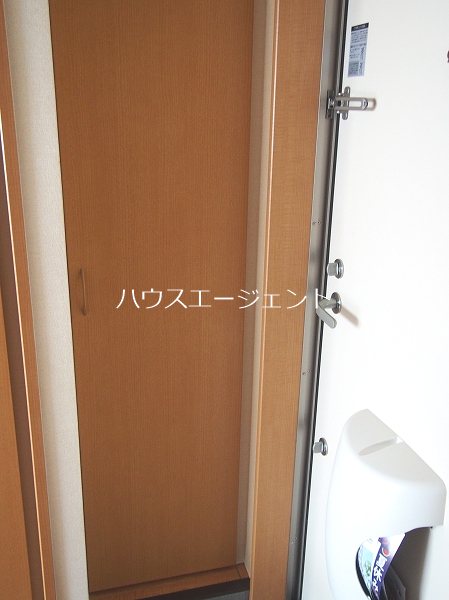 フローラ４ 玄関