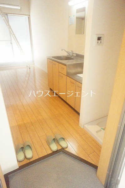 フローラ４ 玄関