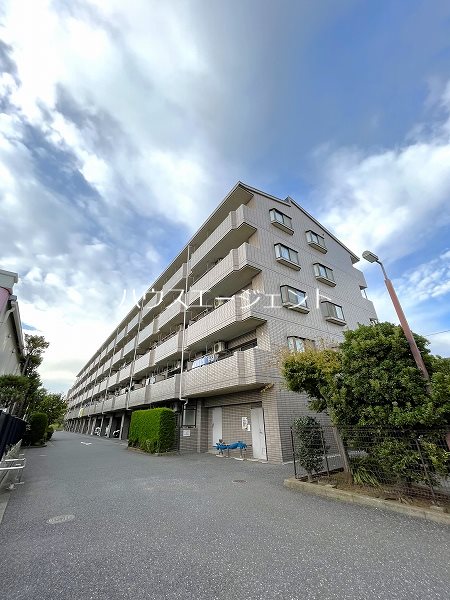 周りに自然があるタイル張りのマンションです。