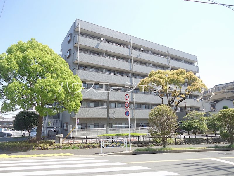 日当たりの良い立地にあるマンションです。