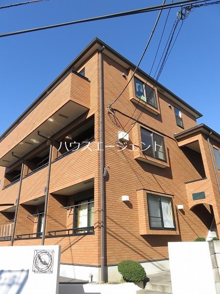 閑静な住宅街にあるおしゃれな建物です