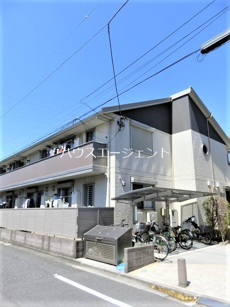 ツートンカラーのきれいな建物。