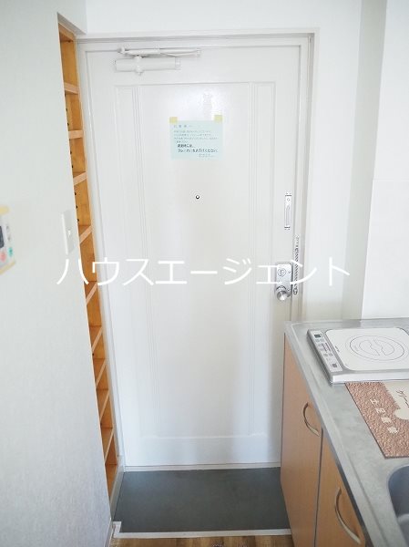 フローラ５ 玄関