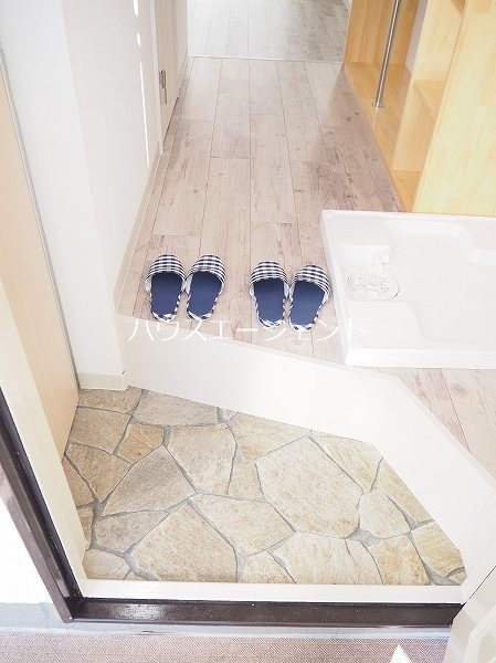 フローラ５ 玄関