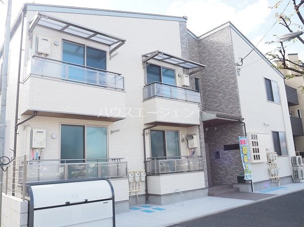 木造2階建ての築浅物件！綺麗な外観です。